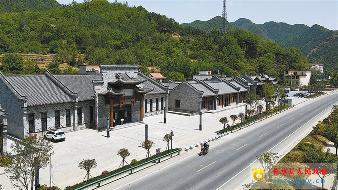 鳳凰古鎮(zhèn)——“鳳棲三鏈”文旅融合項(xiàng)目.jpg